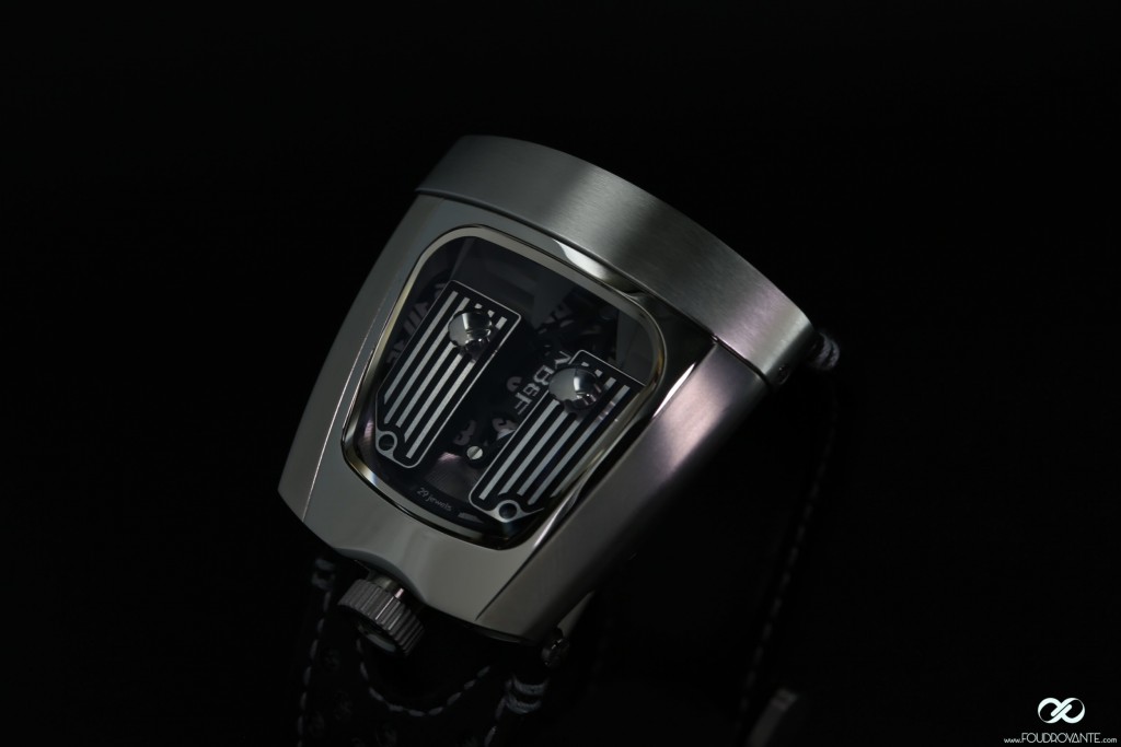 MB&F HMX noir Lotus