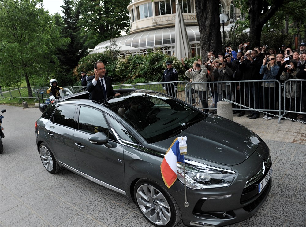 new-french-president-francois-hollande-rides-around-in-a-citroen-ds5-video_4