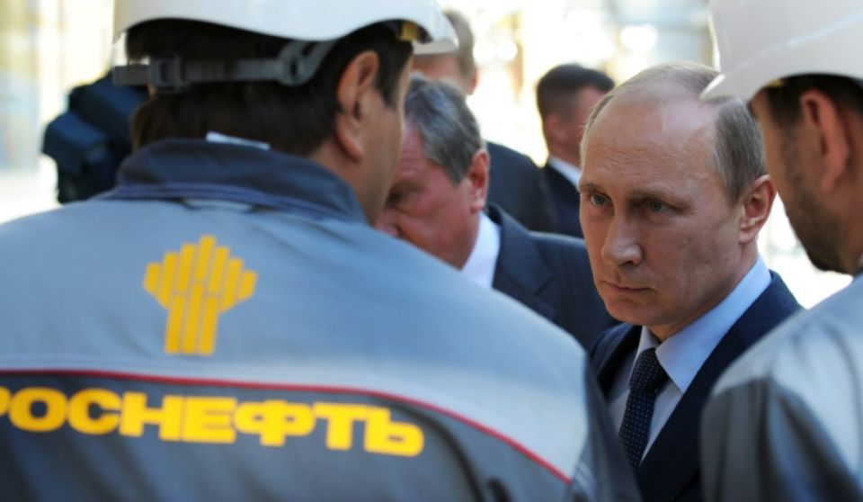 843342-le-president-russe-vladimir-poutine-visite-une-raffinerie-du-geant-petrolier-rosneft-dans-le-port-de